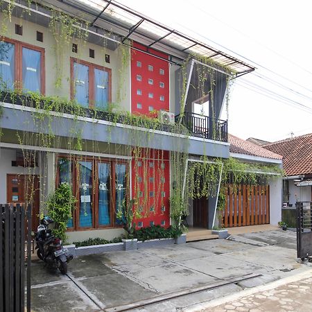 RedDoorz near Hartono Mall Kejayan Esterno foto